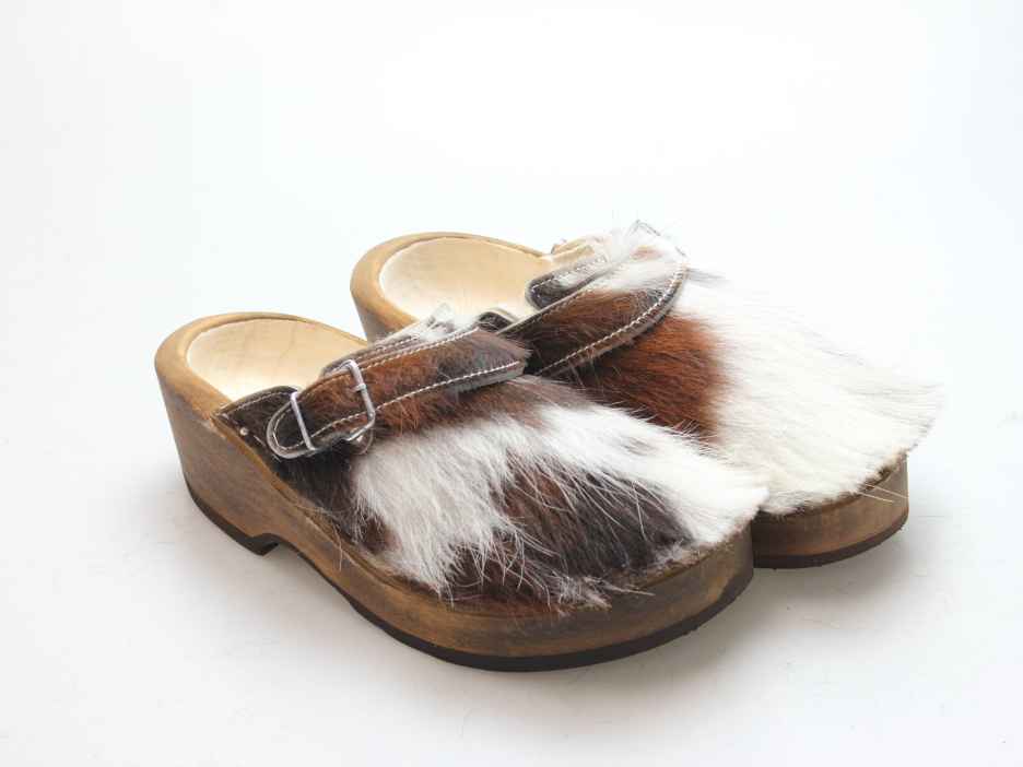 Holzschuh in Rindfell mit Schaffell gefüttert