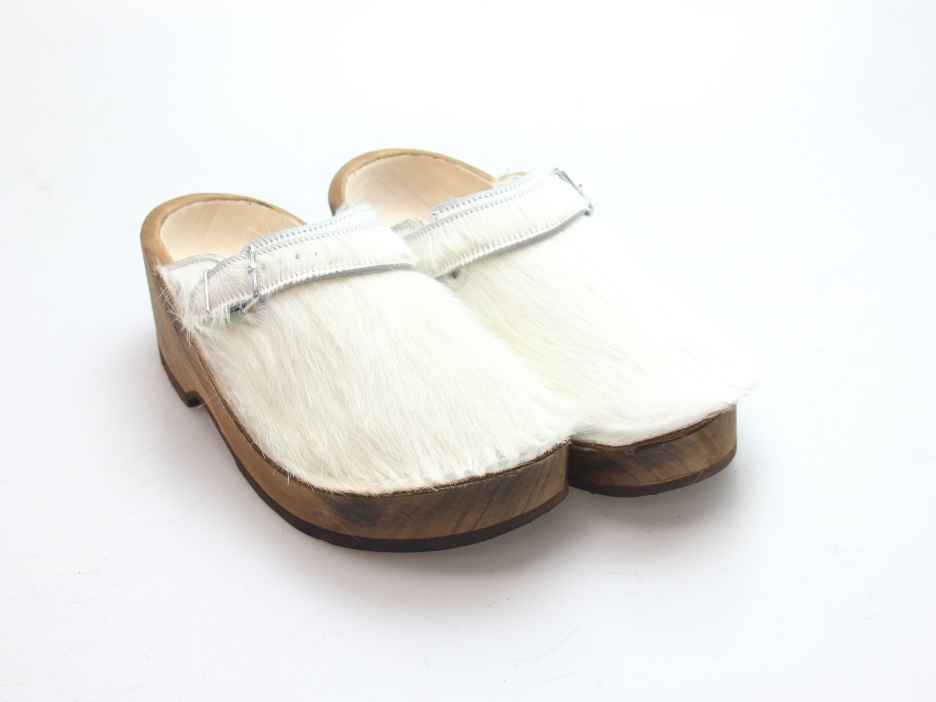 Holzschuh in Rindfell mit Schaffell gefüttert