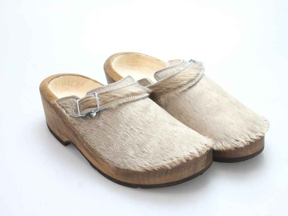 Holzschuh in Rindfell mit Schaffell gefüttert