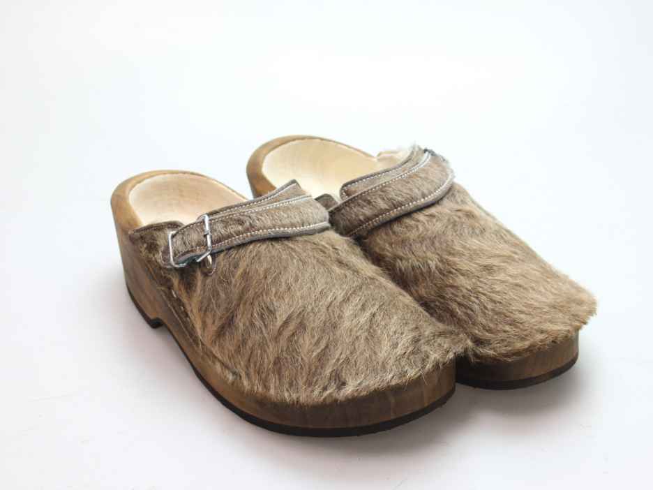 Holzschuh in Rindfell mit Schaffell gefüttert