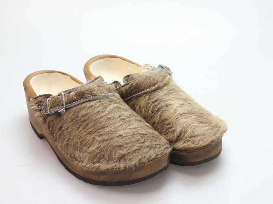 Holzschuh in Rindfell mit Schaffell gefüttert