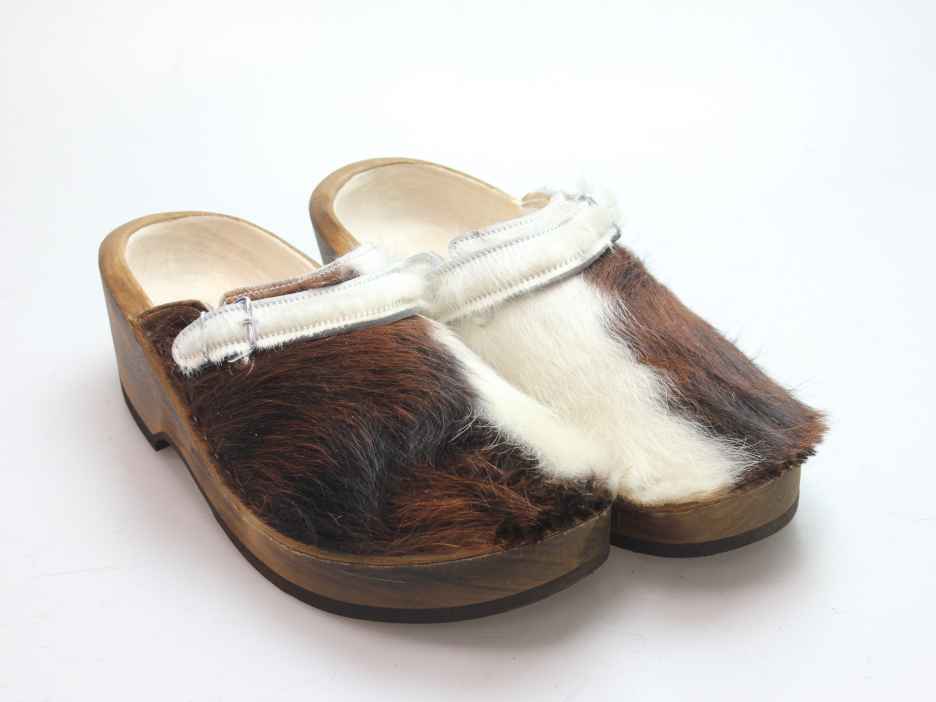 Holzschuh in Rindfell mit Schaffell gefüttert
