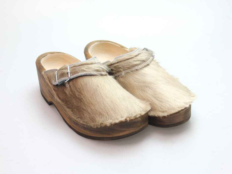 Holzschuh in Rindfell mit Schaffell gefüttert
