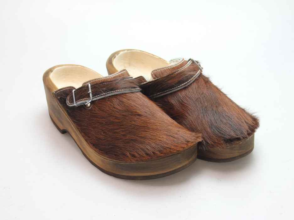 Holzschuh in Rindfell mit Schaffell gefüttert