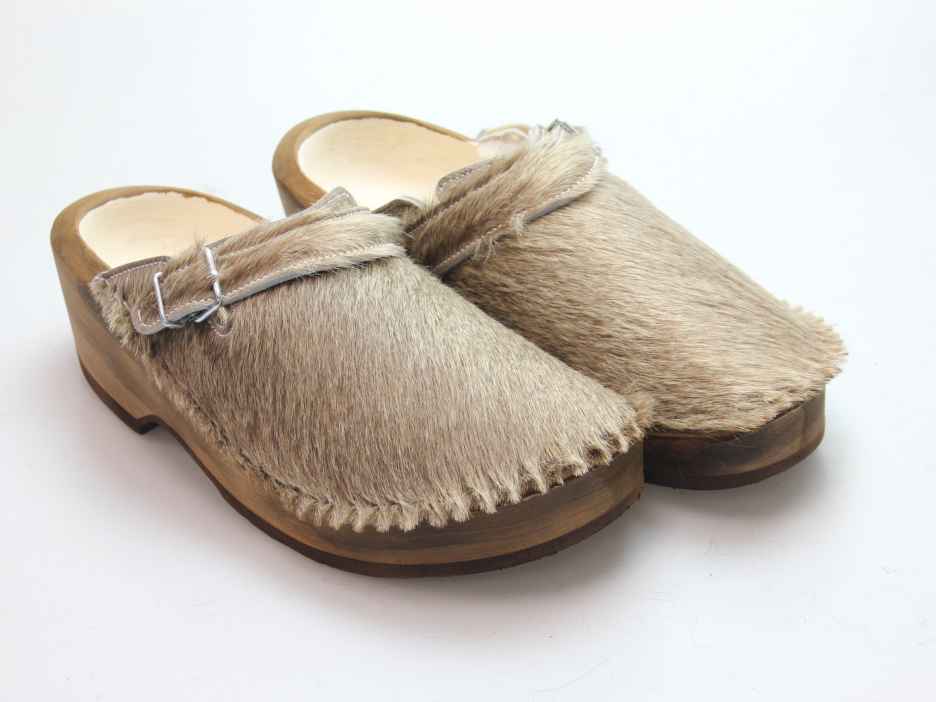 Holzschuh in Rindfell mit Schaffell gefüttert