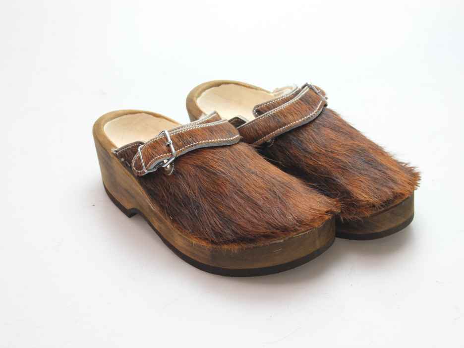 Holzschuh in Rindfell mit Schaffell gefüttert