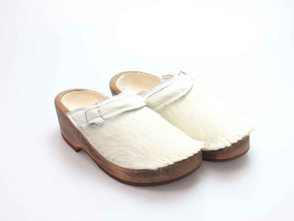 Holzschuh in Rindfell mit Schaffell gefüttert