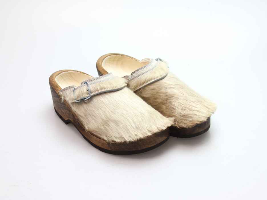 Holzschuh in Rindfell mit Schaffell gefüttert