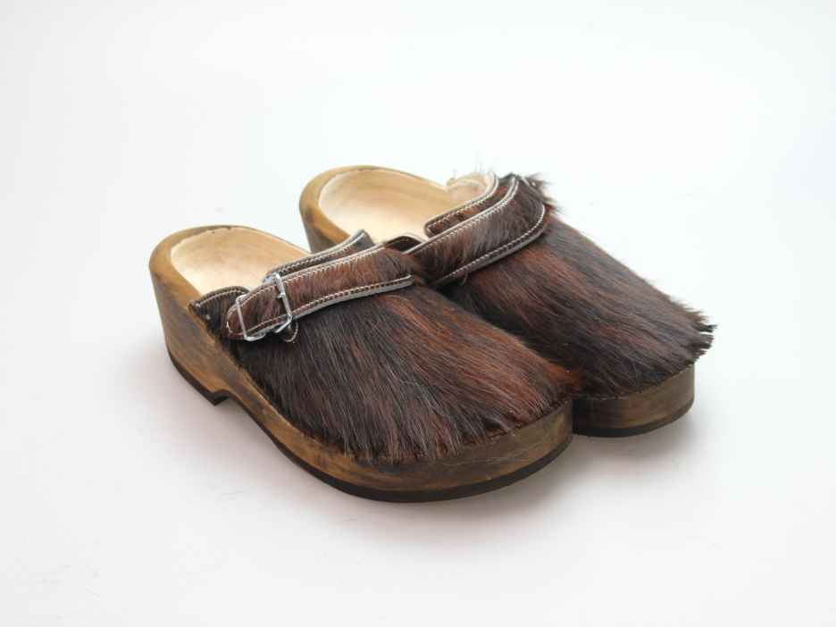 Holzschuh in Rindfell mit Schaffell gefüttert