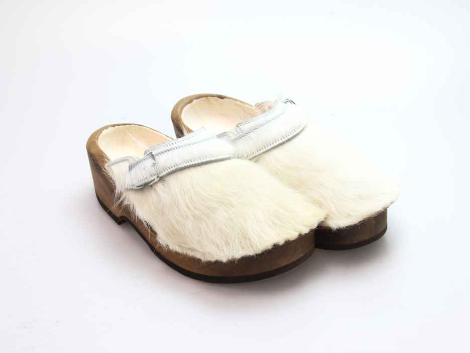 Holzschuh in Rindfell mit Schaffell gefüttert