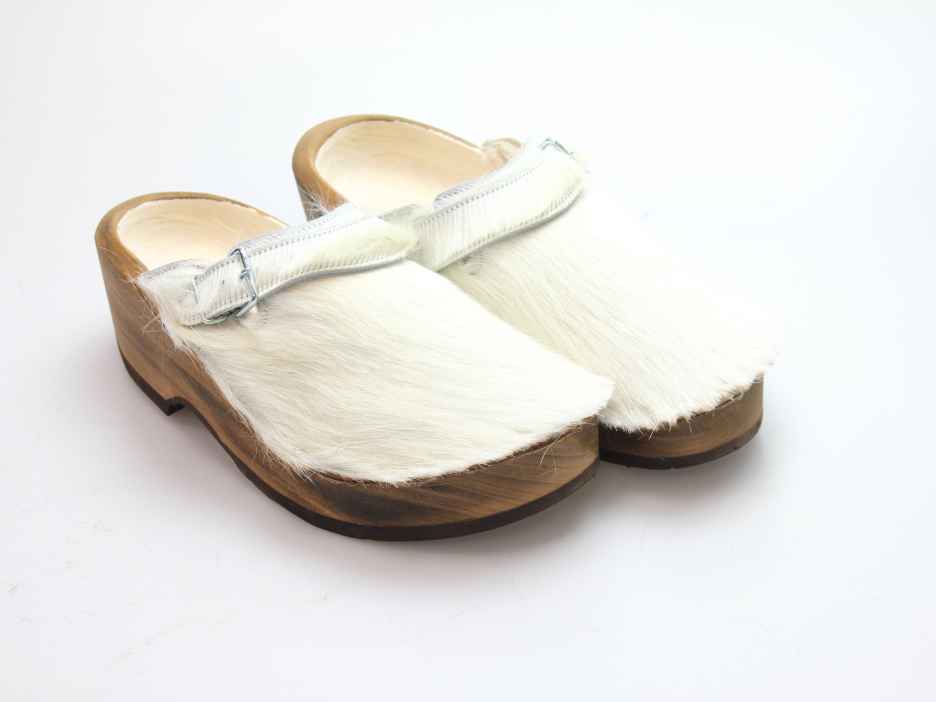 Holzschuh in Rindfell mit Schaffell gefüttert