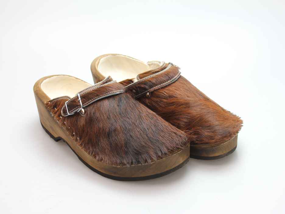 Holzschuh in Rindfell mit Schaffell gefüttert