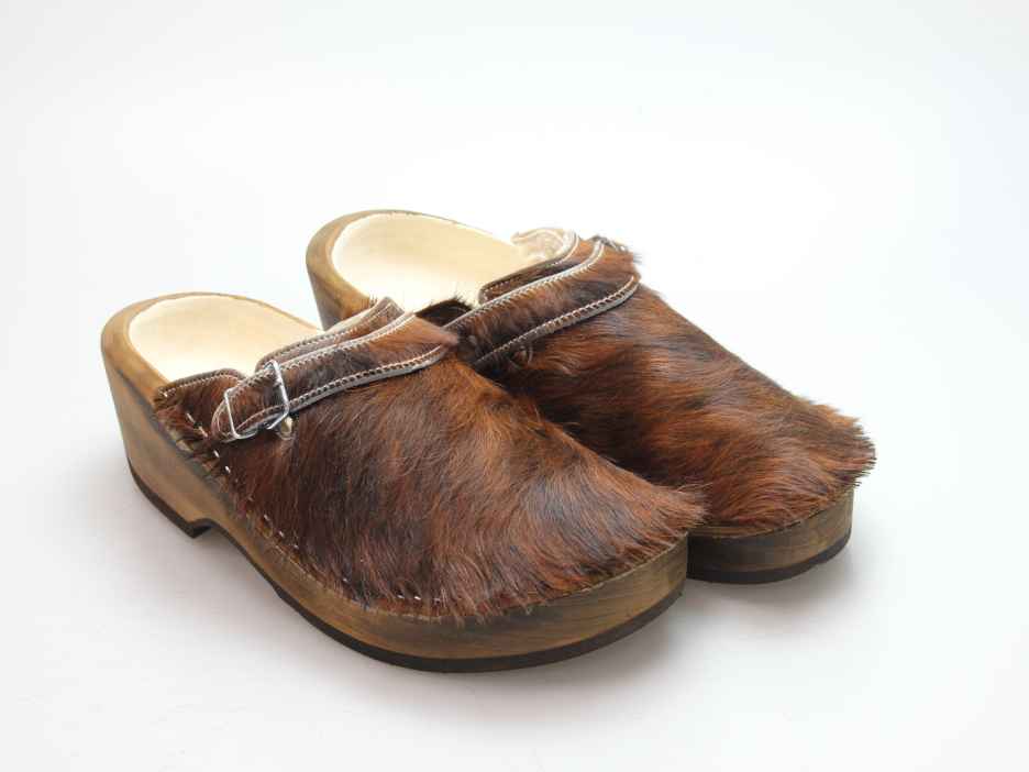 Holzschuh in Rindfell mit Schaffell gefüttert