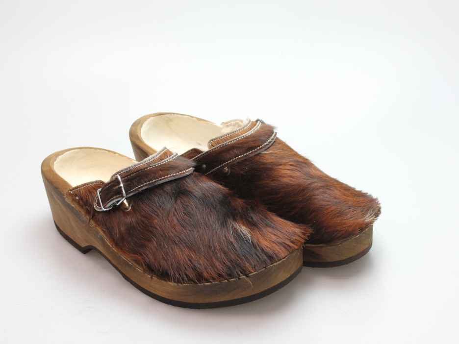 Holzschuh in Rindfell mit Schaffell gefüttert