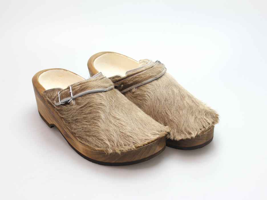 Holzschuh in Rindfell mit Schaffell gefüttert
