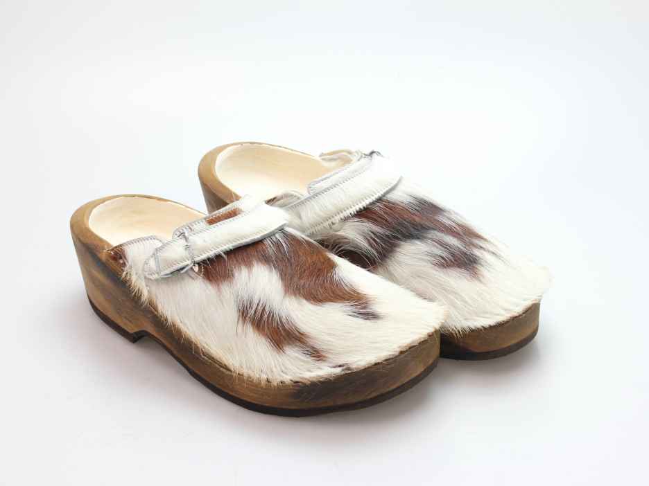 Holzschuh in Rindfell mit Schaffell gefüttert