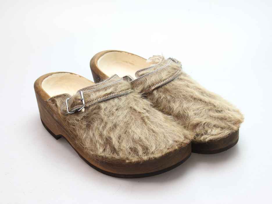 Holzschuh in Rindfell mit Schaffell gefüttert