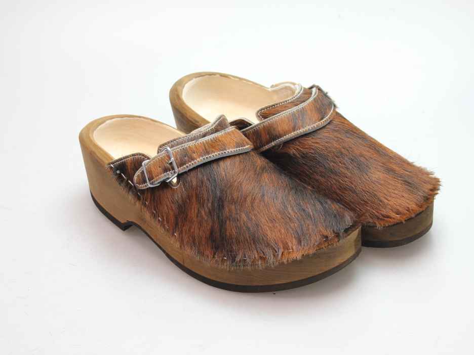 Holzschuh in Rindfell mit Schaffell gefüttert