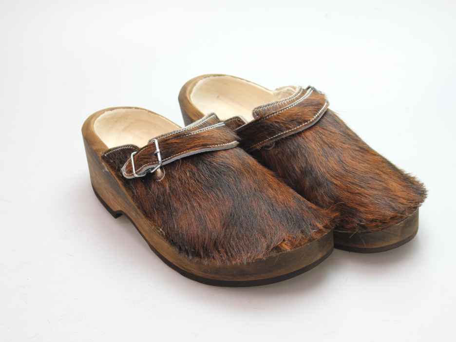 Holzschuh in Rindfell mit Schaffell gefüttert
