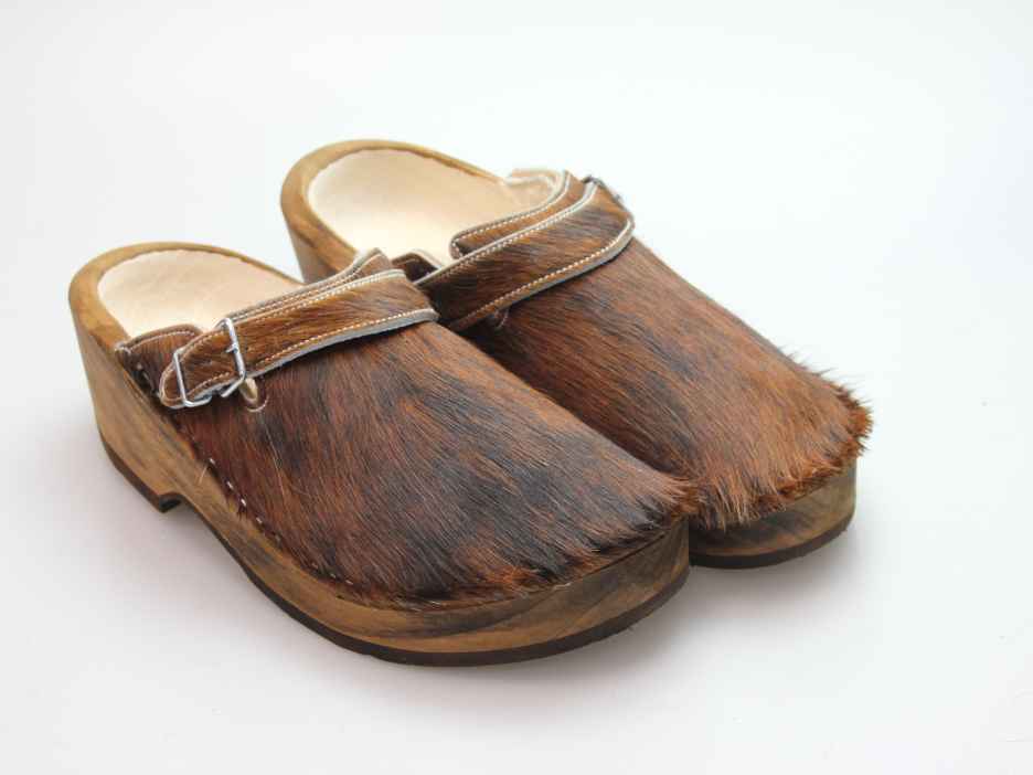 Holzschuh in Rindfell mit Schaffell gefüttert