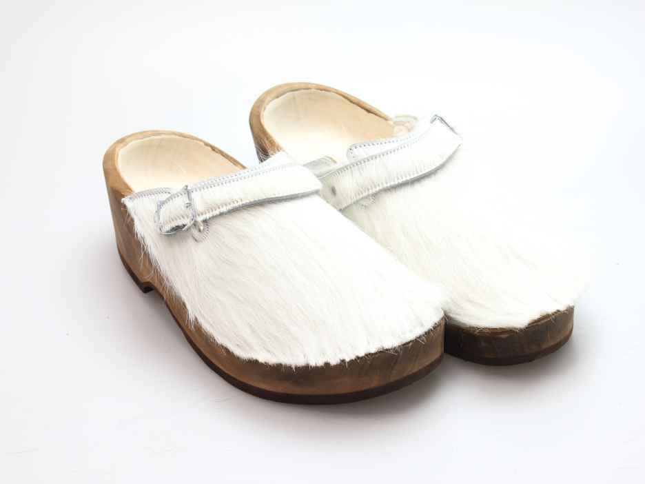 Holzschuh in Rindfell mit Schaffell gefüttert