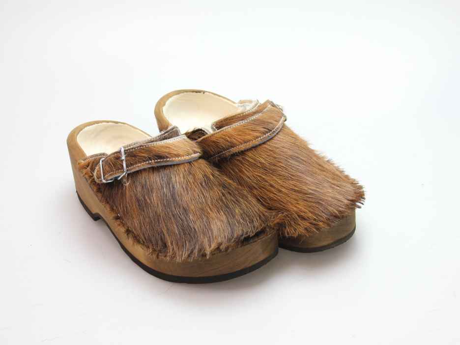 Holzschuh in Rindfell mit Schaffell gefüttert