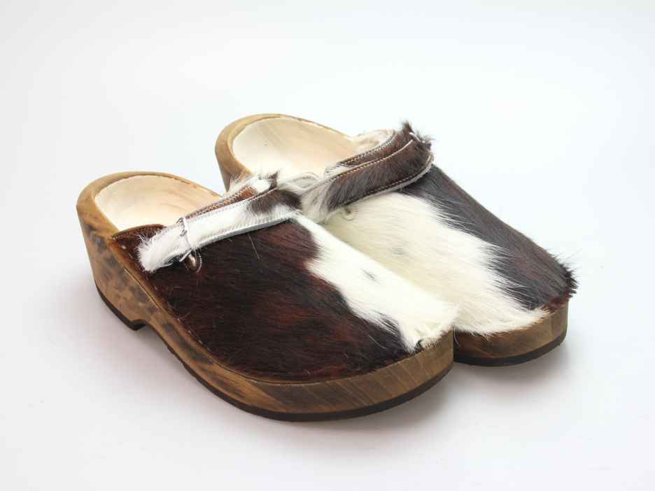 Holzschuh in Rindfell mit Schaffell gefüttert
