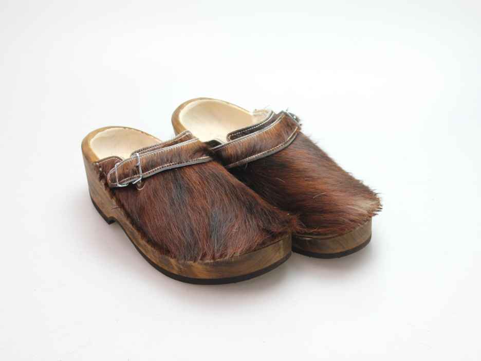 Holzschuh in Rindfell mit Schaffell gefüttert