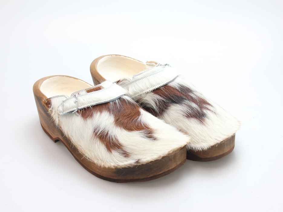Holzschuh in Rindfell mit Schaffell gefüttert