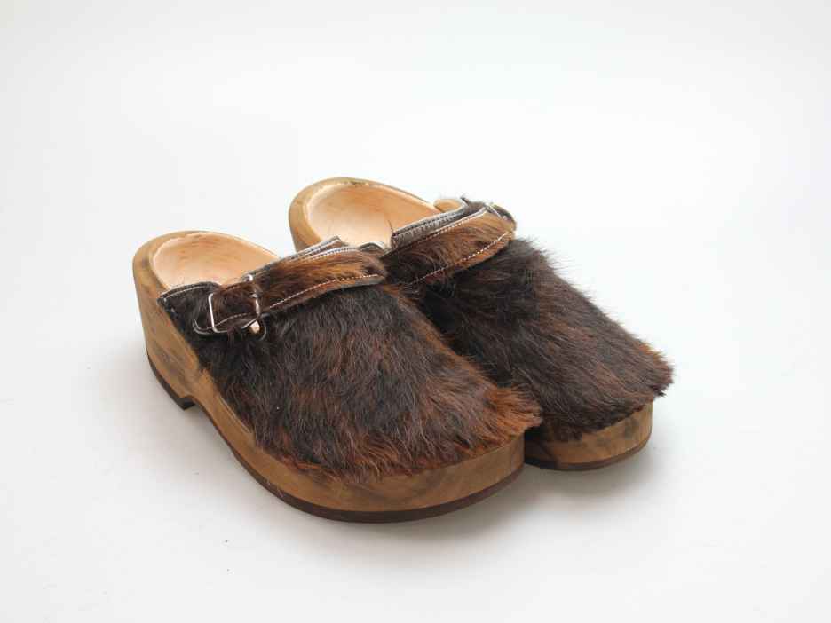 Holzschuh in Rindfell mit Lederfutter