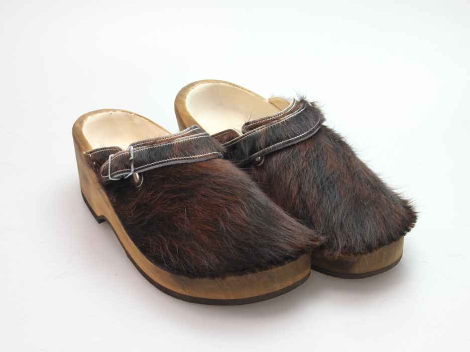 Holzschuh in Rindfell mit Lederfutter