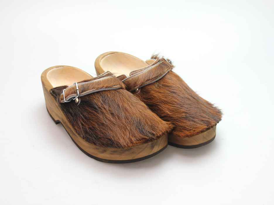 Holzschuh in Rindfell mit Lederfutter