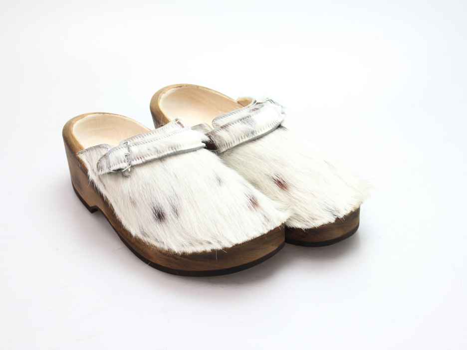 Holzschuh in Rindfell mit Lederfutter