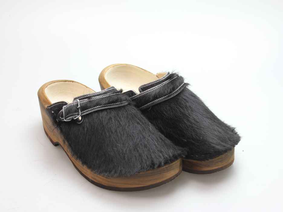 Holzschuh in Rindfell mit Lederfutter