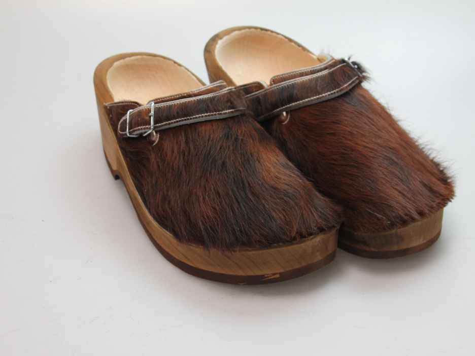 Holzschuh in Rindfell mit Lederfutter