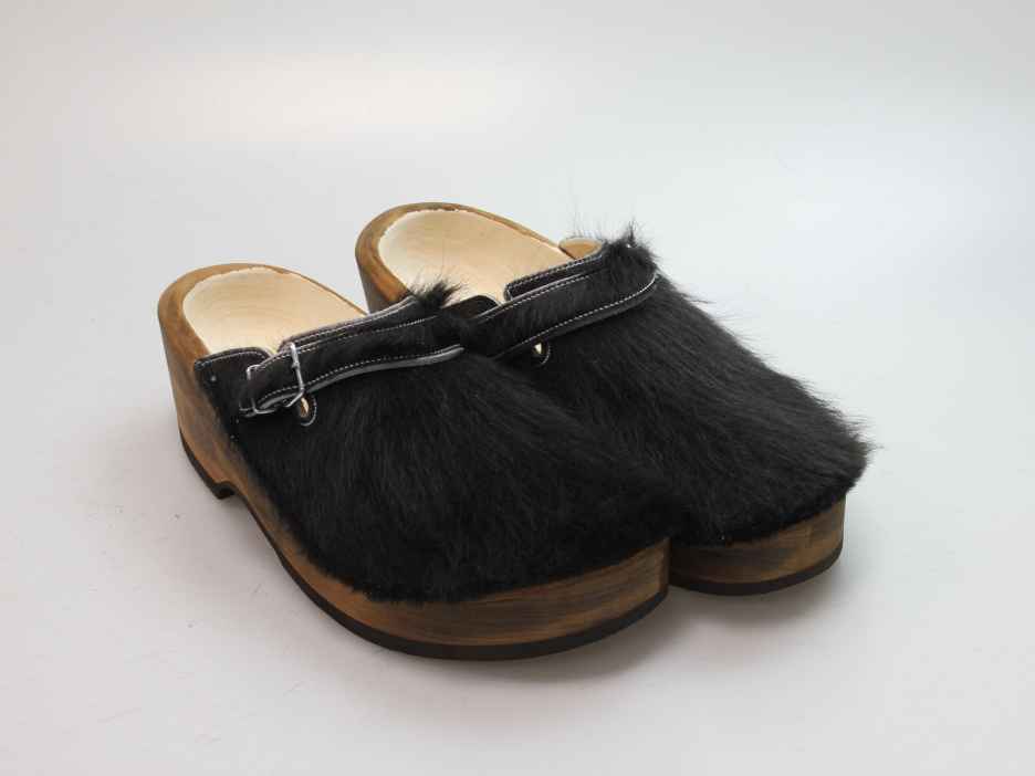 Holzschuh in Rindfell mit Lederfutter