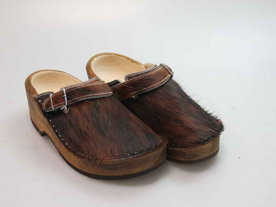 Holzschuh in Rindfell mit Lederfutter