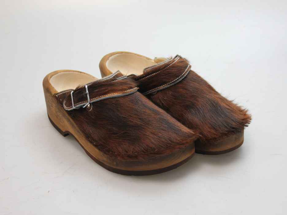Holzschuh in Rindfell mit Lederfutter