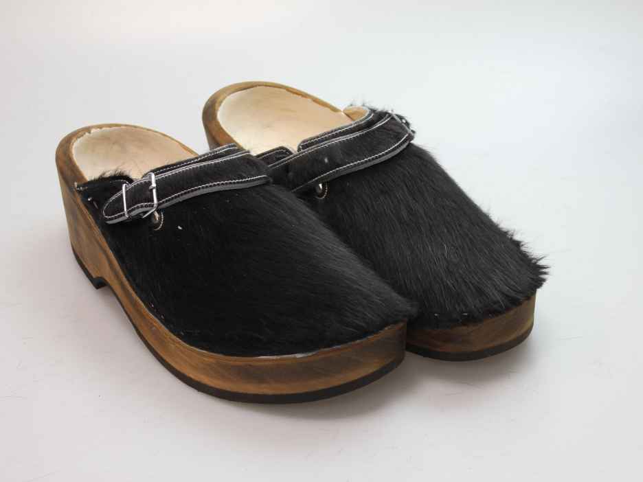Holzschuh in Rindfell mit Lederfutter