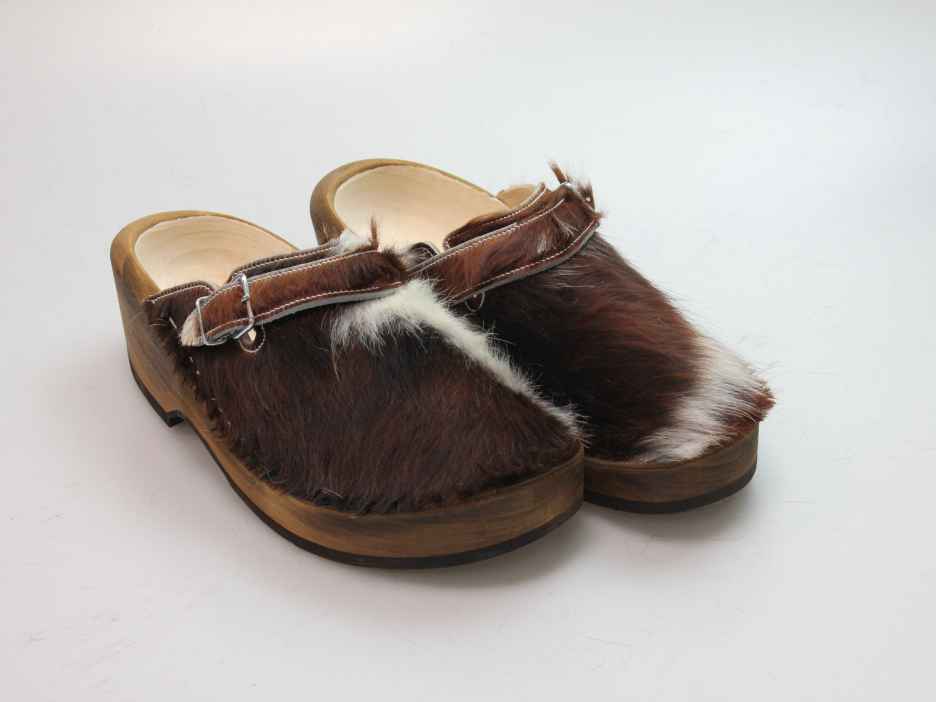 Holzschuh in Rindfell mit Lederfutter