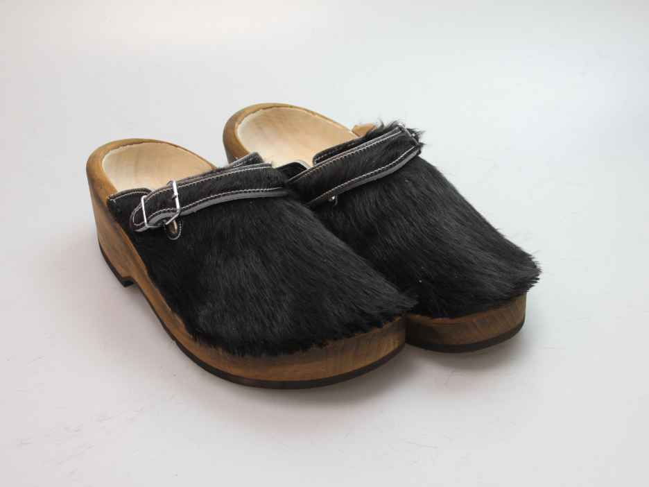 Holzschuh in Rindfell mit Lederfutter