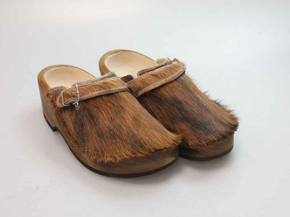 Holzschuh in Rindfell mit Lederfutter