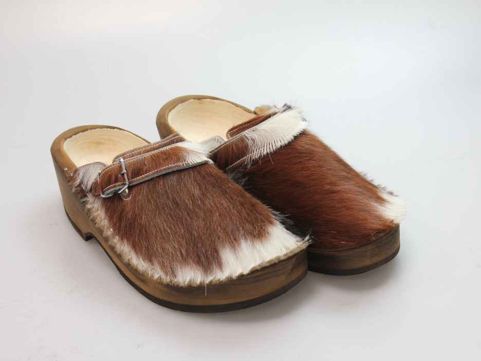 Holzschuh in Rindfell mit Lederfutter