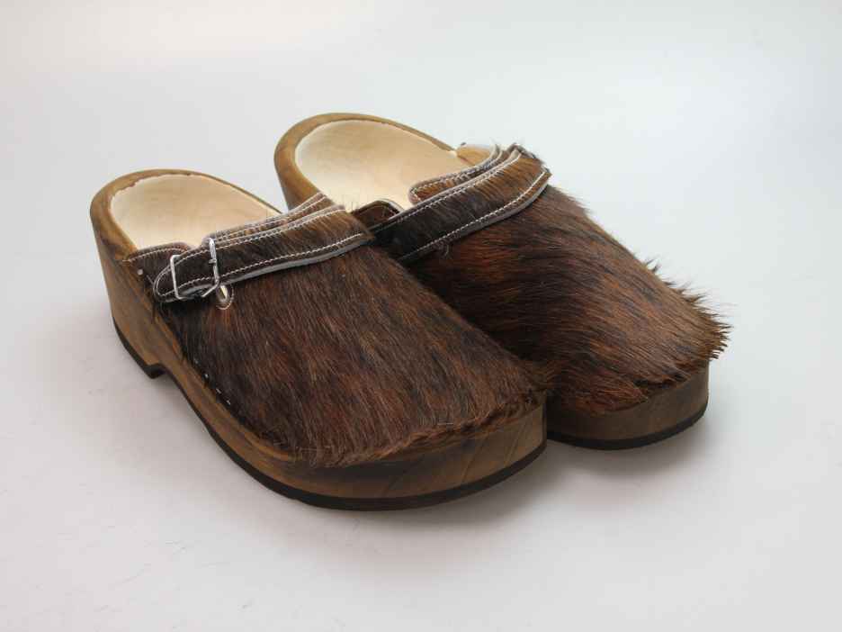 Holzschuh in Rindfell mit Lederfutter