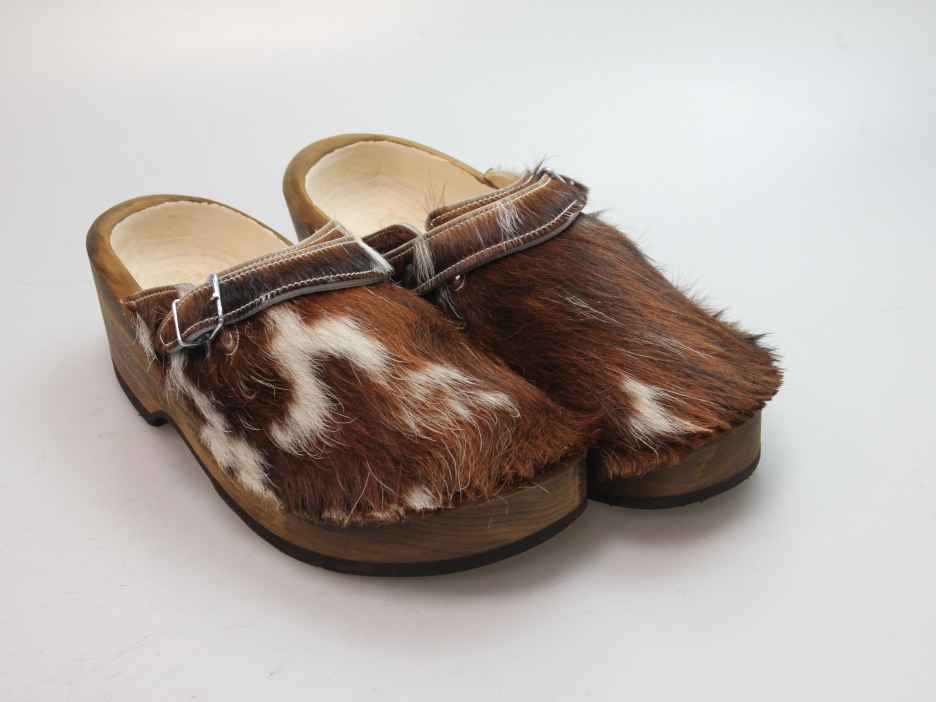 Holzschuh in Rindfell mit Lederfutter