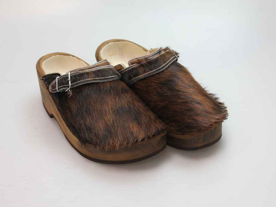 Holzschuh in Rindfell mit Lederfutter