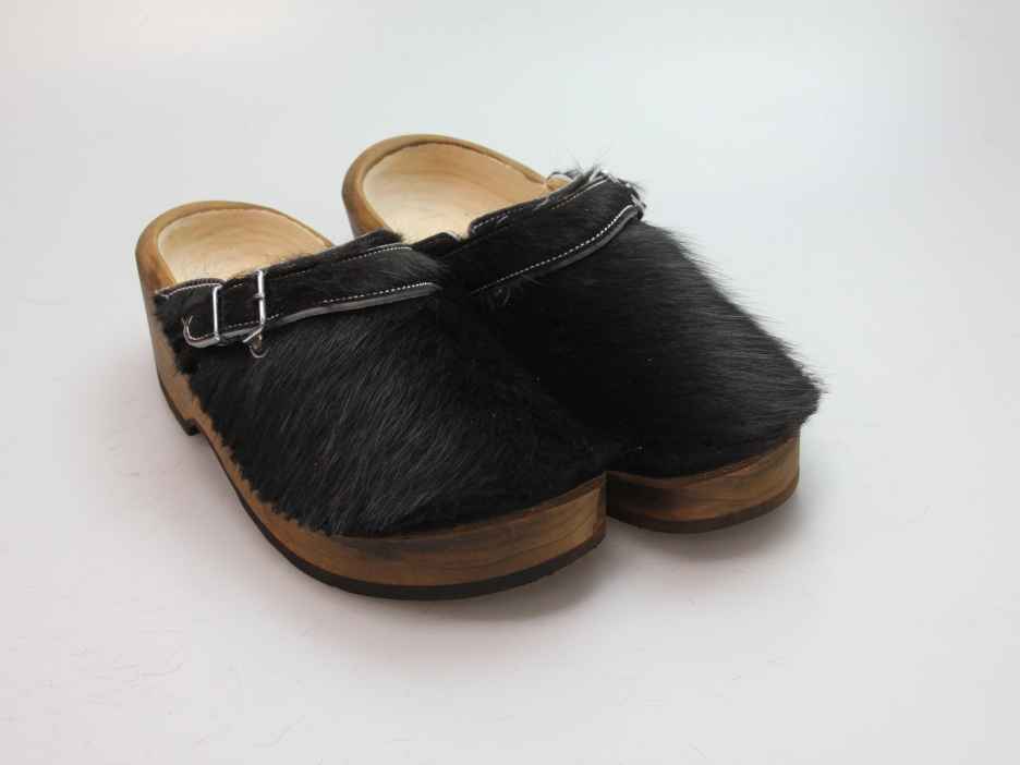 Holzschuh in Rindfell mit Lederfutter