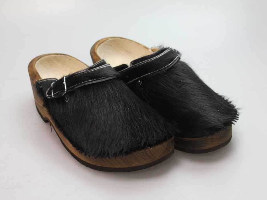 Holzschuh in Rindfell mit Lederfutter