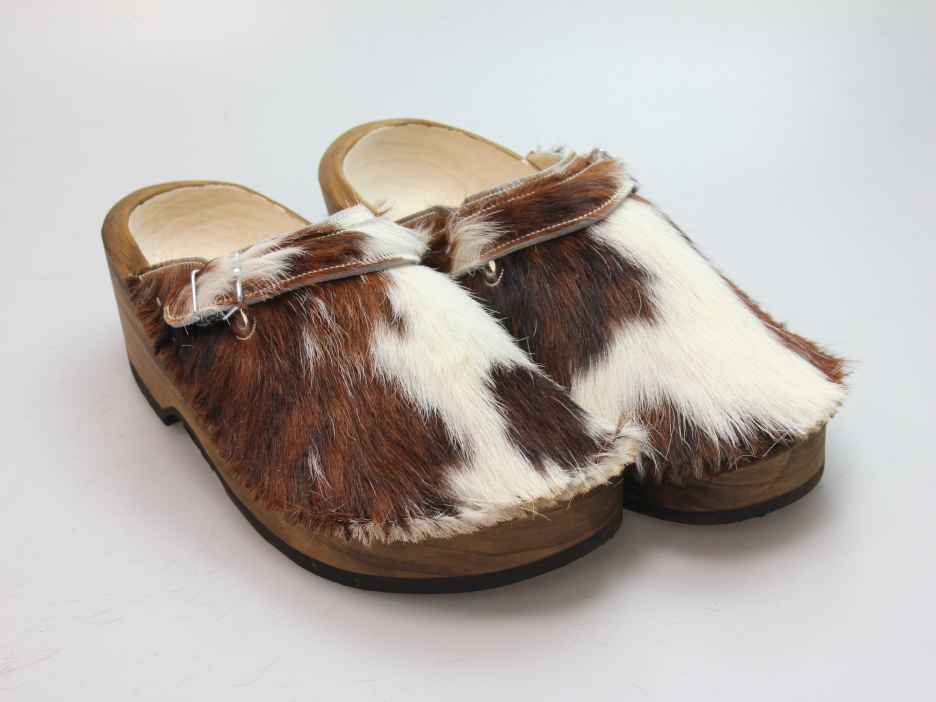 Holzschuh in Rindfell mit Lederfutter