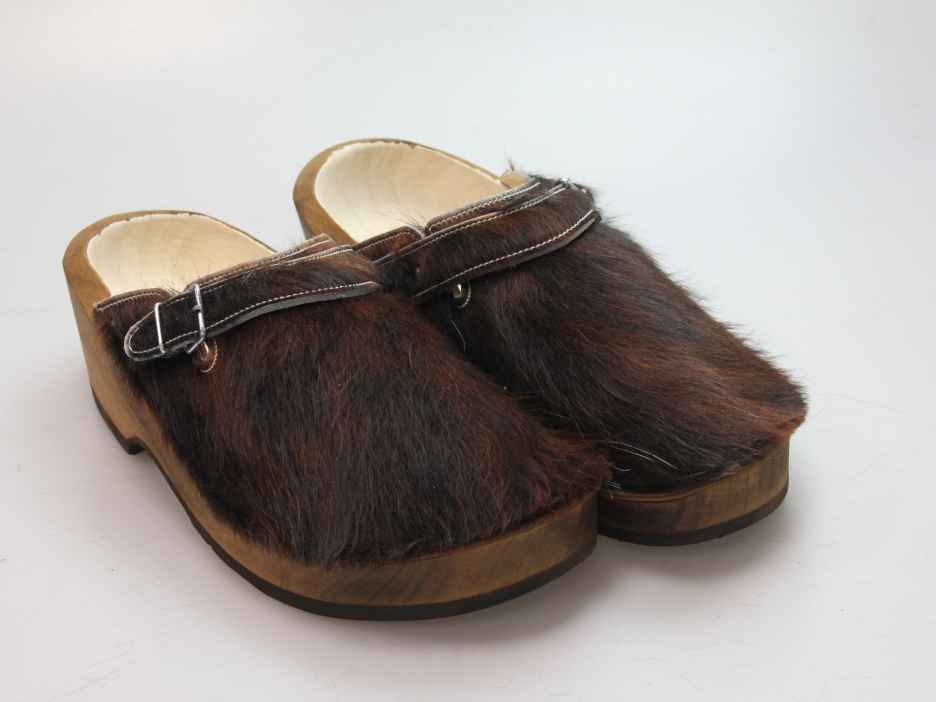 Holzschuh in Rindfell mit Lederfutter